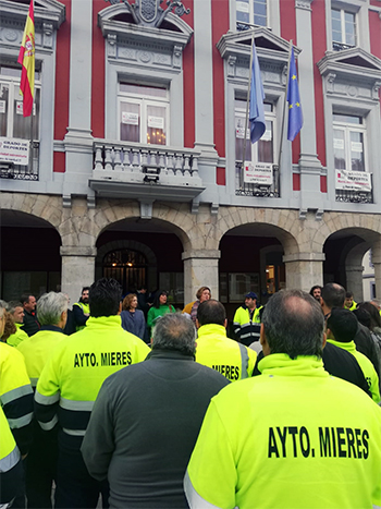 Representantes de los trabajadores municipales convocan una asamblea delante del Ayuntamiento de Mieres